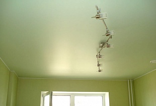 сатиновый потолок комната фото